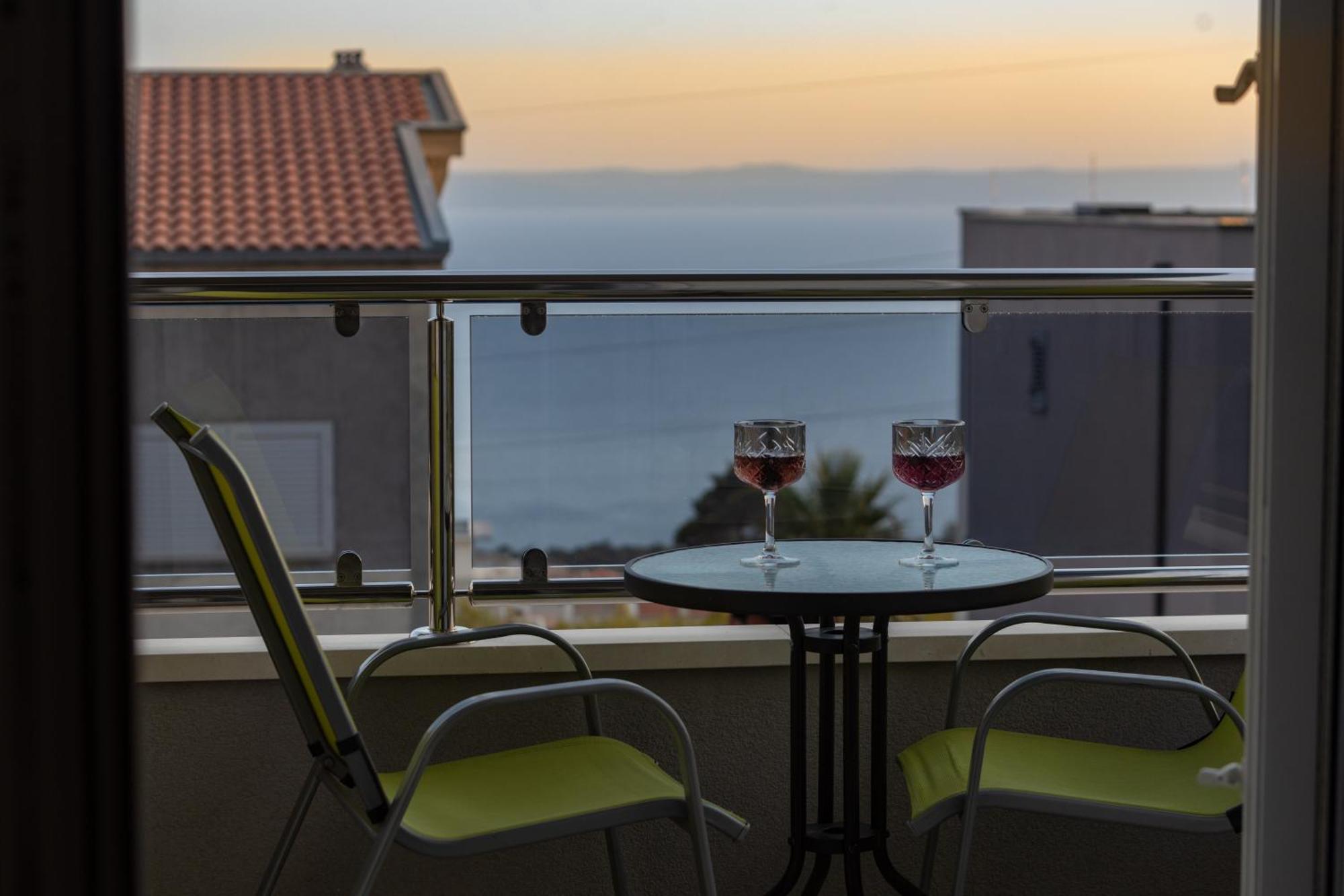 Em Makarska