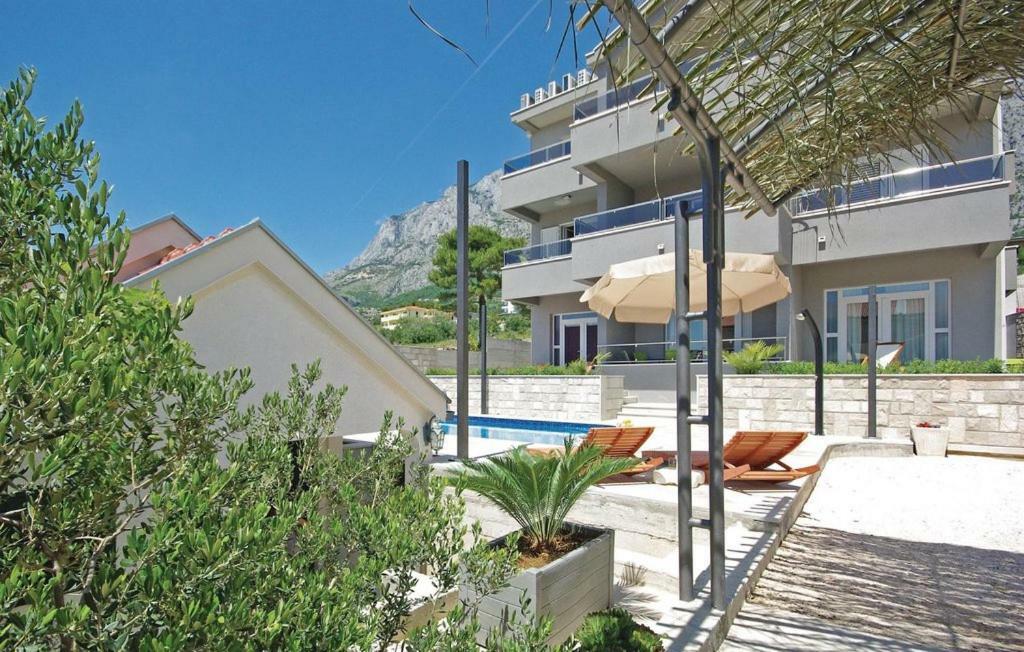 Em Makarska