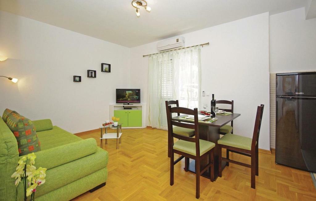 Em Apartment *