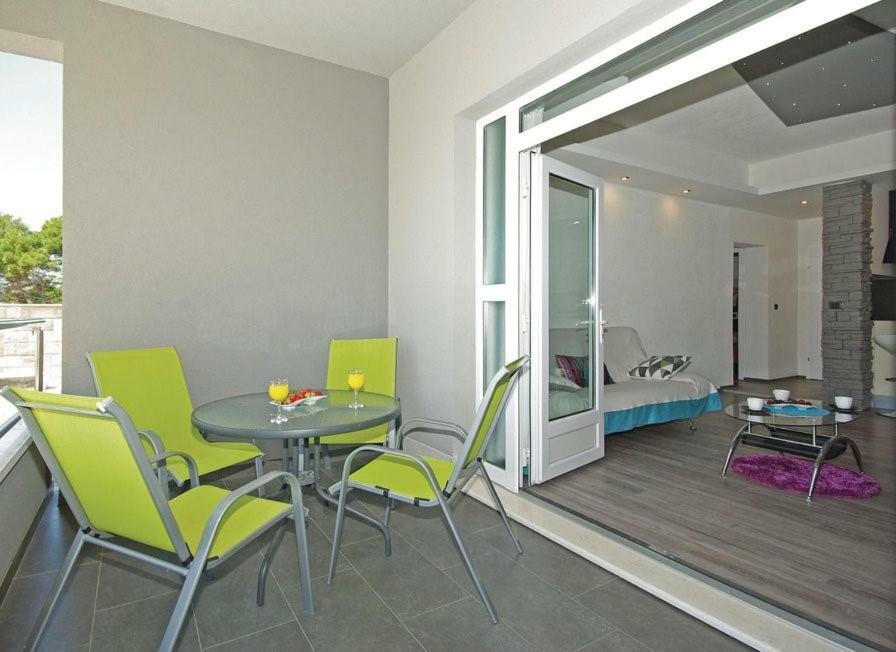 Apartment Em *